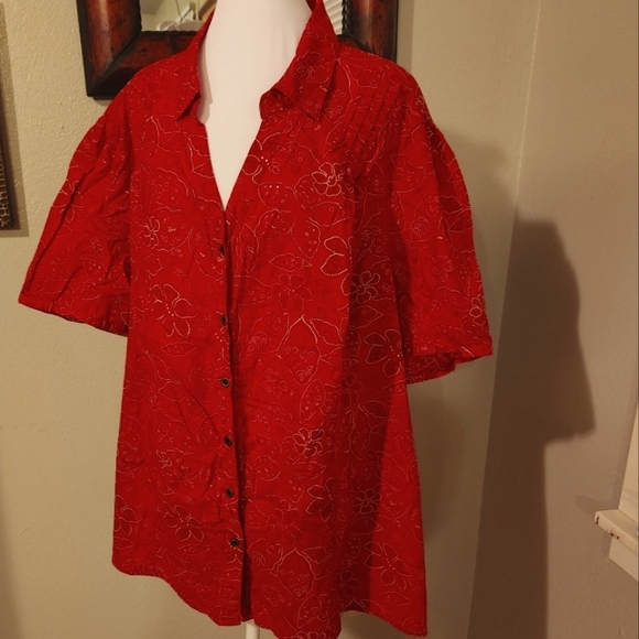 Liz & Me Tops - Liz & Me 4X‎ red floral embroidered button front short sleeve darted top